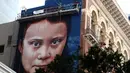 Pemandangan mural dengan gambar aktivis perubahan iklim Greta Thunberg asal Swedia di sebuah gedung di pusat Kota San Francisco, California, 11 November 2019. Mural setinggi 18 meter dan lebar 9 meter itu dibuat seniman jalanan asal Argentina, Andres Petreselli. (Justin Sullivan/Getty Images/AFP)