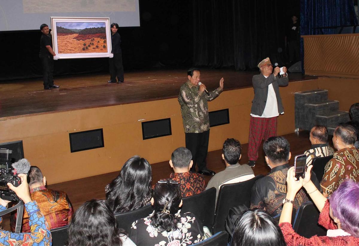 FOTO: Lukisan SBY Terjual Rp311 Juta untuk Korban Bencana Sumatra  Teks Berita: