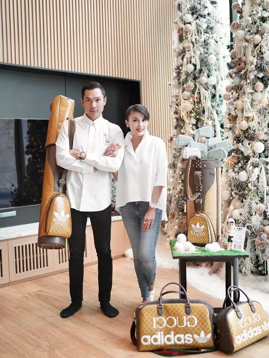 Tampilan serasi dari keduanya mengenakan kemeja putih. Sandra Dewi tampil chic dengan kemeja putih lengan midi dipadukannya dengan celana jeans, sedangkan Harvey tampil ganteng dengan kemeja putih lengan panjang dipadu dengan celana jeans hitam. [Foto: Instagram/sandradewi88]