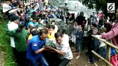 Seorang mahasiswa tewas akibat selfie di sebuah curug. Korban terpeleset dan akhirnnya tenggelam hingga meninggal.