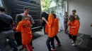 Sebanyak 14 wanita asal Tiongkok diamankan Polda Metro Jaya di kawasan Cilandak Timur, Jakarta, Kamis (7/5/2015).  Mereka diduga terlibat penipuan dengan modus cyber crime. (Liputan6.com/Faizal Fanani)