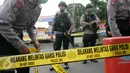 Garis polisi terpasang di lokasi bom bunuh diri di Mapolresta Solo, Jawa Tengah, Selasa (5/7). Garis polisi itu dipasang mulai dari sisi barat jalan Adi Sucipto menuju sisi timur Jalan KS Tubun. (Liputan6.com/Boy Harjanto)
