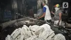 Aktivitis produksi kerupuk di industri rumahan kawasan Cipinang Melayu, Jakarta, Selasa (16/2/2021). Irwan (42), pemilik industri kerupuk itu mengungkapkan akibat pandemi Covid-19 yang berkepanjangan menyebabkan penjualan kerupuk anjlok hingga 60 persen. (merdeka.com/Iqbal S Nugroho)