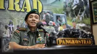 Pangkostrad Letnan Jenderal Mulyono memberikan keterangan terkait kasus penusukan anggota Brigif L-3/k di Media Center Kostrad, Jakarta, Senin (13/7). Mulyono menyerahkan sepenuhnya pengusutan kasus tersebut kepada kepolisian. (Liputan6.com/Faizal Fanani)