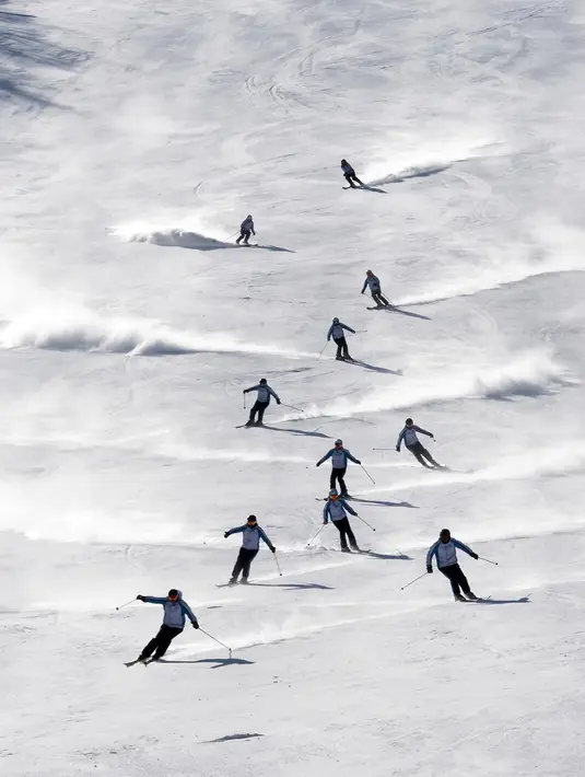 Atlet ski Korea Selatan dan Korea Utara mengikuti sesi pelatihan bersama di resor ski Masik Pass di Korea Utara, (1/2). Ketegangan antara kedua negara, tidak berpengaruh bagi para atlet untuk berlatih bersama. (Korea Pool/Yonhap via AP)