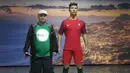 Jurnalis Bola.com, Reza Khomaini, foto bersama patung Cristiano Ronaldo di Museum CR 7. Museum ini terdapat di Kota Funchal, tempat Ronaldo lahir dan tunbuh besar. (Bola.com/Eksklusif)