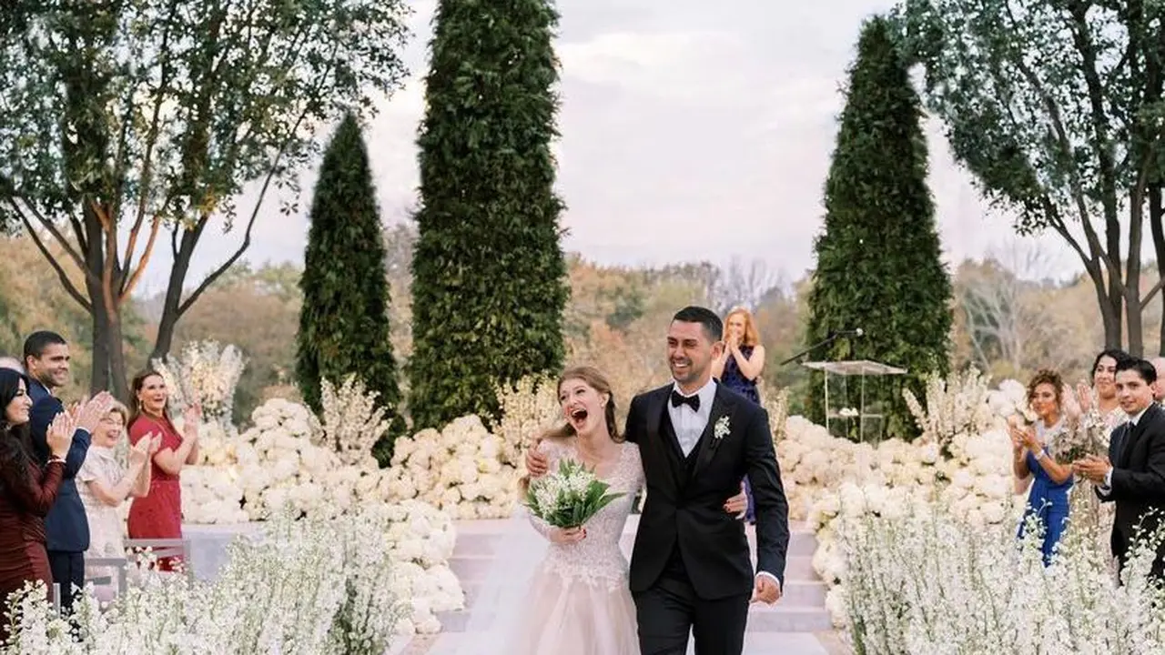 Detail Gaun Pernikahan Jennifer Gates Berhiaskan Renda Makrame Rancangan Vera Wang