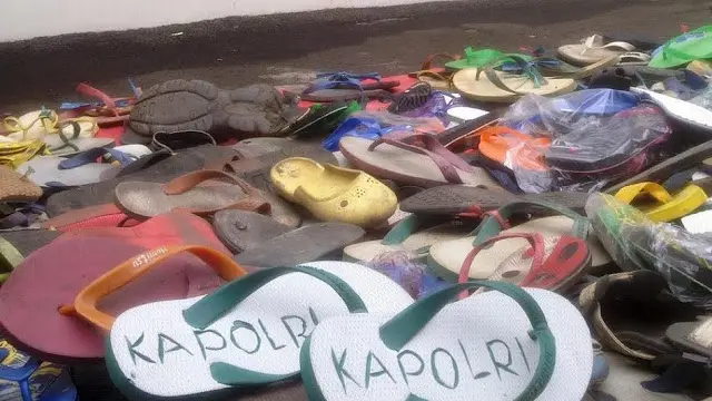 Tulisan Lucu di Sandal Jepit Ini Bikin Ketawa Cekikikan