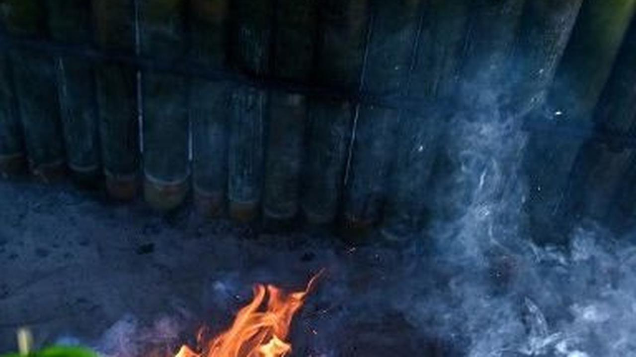 Rasanya yang gurih dan teksturnya yang kenyal membuat lemang menjadi hidangan yang sangat populer di masyarakat Indonesia. Chaideer Mahyuddin/AFP
