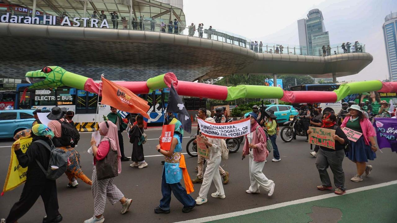 FOTO: Long March Aksi Iklim di Jakarta, Desak Prabowo Tegaskan Komitmen di PBB