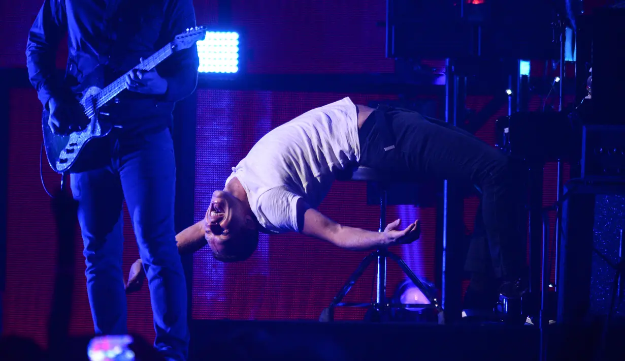 Aksi panggung Chris Martin saat menghibur penonton di Festival Musik iHeartRadio di Las Vegas, Nevada pada tanggal 19 September 2014. (Photo by Al Powers/Powers Imagery/Invision/AP)