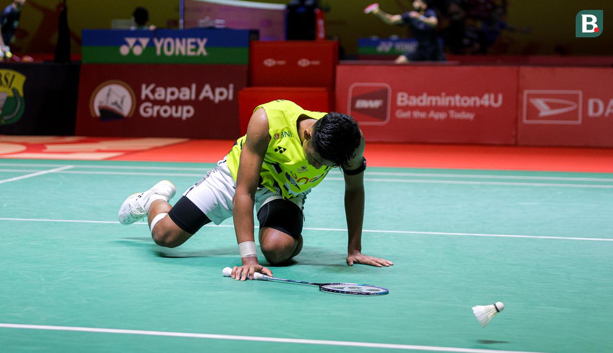 <p>Ekspresi kecewa pebulu tangkis tunggal putra Indonesia, Alwi Farhan setelah gagal mengembalikan kok ke arah wakil Korea Selatan, Jeon Hyeok-jin pada babak kualifikasi Indonesia Masters 2025 yang berlangsung di Istora Senayan, Jakarta, Selasa (21/01/2025). Alwi kalah dengan skor 21-15, 20-22, 18-21. (Bola.com/Bagaskara Lazuardi)</p>