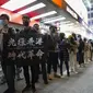 Demonstran Hong Kong melakukan aksi protes pada perayaan malam Tahun Baru. Seorang pria memegang sebuah spanduk bertuliskan 'Bebaskan Revolusi Hong Kong Sekarang'. (Source: AP)