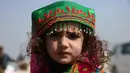 Khatera (4) berpose selama perayaan Nowruz, Tahun Baru Persia, di Kabul, Afghanistan, (21/3). Nowruz dirayakan pada hari pertama musim semi di negara-negara termasuk Afghanistan, Tajikistan, dan Iran. (AP Photo/Rahmat Gul)