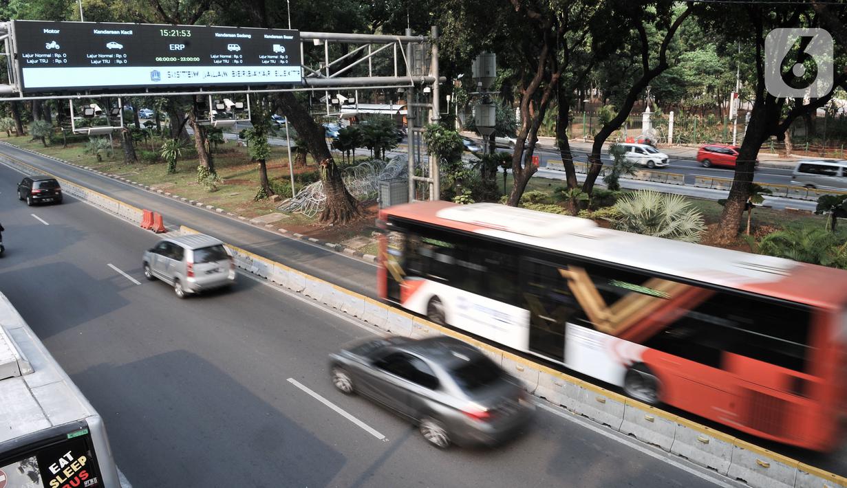 Kendaraan melintasi gerbang Electronic Road Pricing (ERP) di Jalan Medan Merdeka Barat, Jakarta, Rabu (20/11/2019). DKI Jakarta akan mengimplementasikan konsep ERP mulai tahun 2020. (merdeka.com/Iqbal Nugroho)
