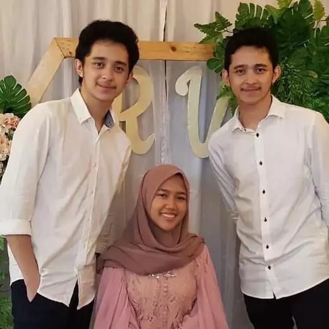 6 Potret Seleb Kembar Pakai Baju yang Sama, Semakin Sulit Dibedakan