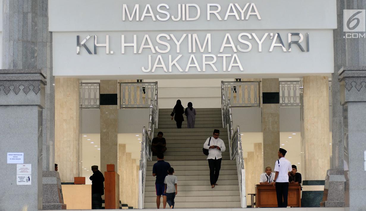 Aktivitas warga di sekitar Masjid Raya KH Hasyim Asyari Jakarta, Senin (29/5). Di hari ketiga Ramadan belum nampak kegiatan menonjol yang diadakan saat menanti datangnya waktu berbuka puasa. (Liputan6.com/Helmi Fithriansyah)