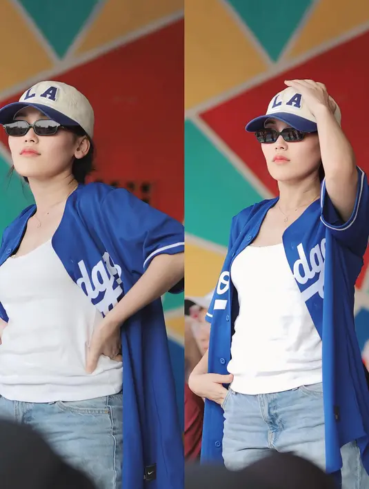 <p>Ayu Ting Ting tampak stylish saat menyaksikan pertandingan voli. Dia mengenakan kaos putih yang dipadukan dengan outer biru. (Foto: Instagram/ ayutingting92)</p>