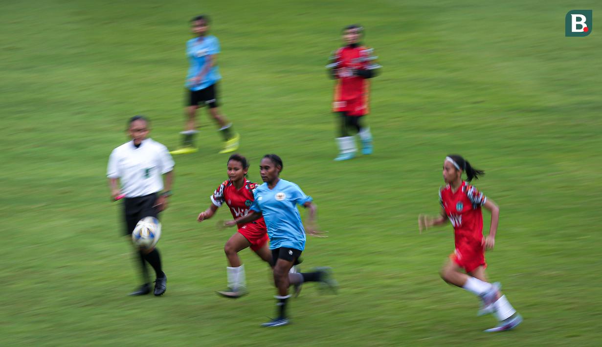 Pemain Timnas Indonesia U-20 berebut bola dengan pemain Tim Putri PW Saputra, Subang pada laga uji coba untuk persiapan Kalifikasi Piala Asia Wanita U-20 2023 yang berlangsung di Lapangan A, Kompleks Stadion Utama Gelora Bung Karno (SUGBK), Senayan, Jakarta, Kamis (02/03/2023). (Bola.com/Bagaskara Lazuardi)