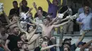 Pendukung Brighton merayakan gol penyeimbang 2-2 pada laga Grup B Liga Europa 2023/2024 melawan Marseille di Stade Velodrome, Marseille, Prancis, Jumat (05/10/2023) dini hari WIB. (AP Photo/Daniel Cole)