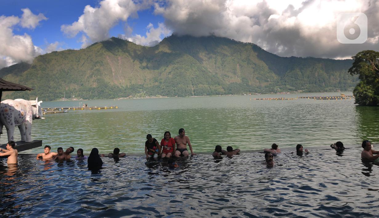 <p>Wisatawan menikmati pemandangan sambil berendam di kolam air panas Toya Devasya yang terletak di pinggir Danau Batur, Kintamani, Bangli, Bali, Rabu (04/03/20222). Kunjungan wisatawan domestik (Wisdom) ke Pulau Bali saat libur Lebaran 2022 terus meningkat. Per hari kedatangan wisdom rata-rata 40 ribu, dibandingkan sebelum lebaran berkisar 20 ribu per hari.(merdeka.com/Arie Basuki)</p>