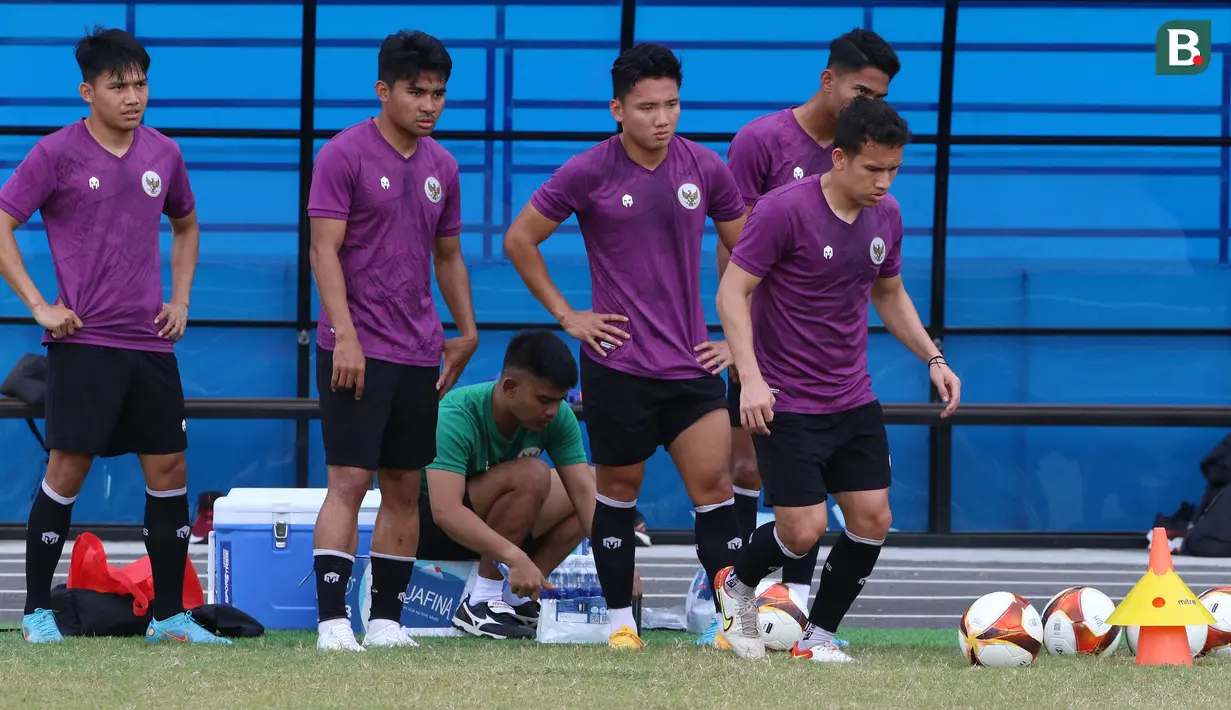 <p>Dalam latihan tersebut, sudah nampak Asnawi Mangkualam yang baru bergabung pada Minggu, 8 Mei 2022. Ia pun langsung berlatih sore harinya dengan rekan-rekannya di skuat Timnas Indonesia. (Bola.com/Ikhwan Yanuar)</p>