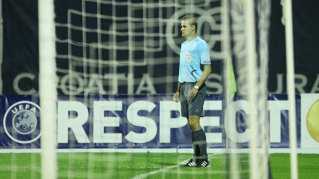 Ilustrasi wasit di belakang gawang.