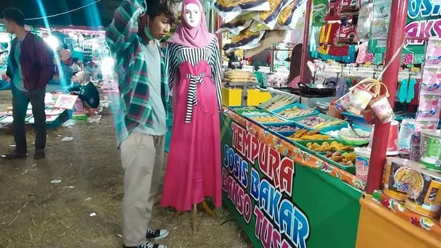 7 Momen Kocak Pacaran dengan Manekin di Pasar Malam Ini Bikin Geleng Geleng