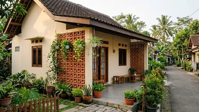 Desain Rumah Kampung dengan Roster dan Tanaman