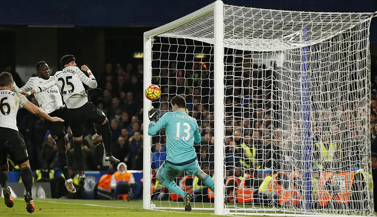Proses terjadinya gol yang dicetak bek Everton, Ramiro Funes Mori, ke gawang Chelsea. Dengan hasil imbang ini Chelsea semakin sulit menembus papan atas Liga Inggris. (Reuters/John Sibley)