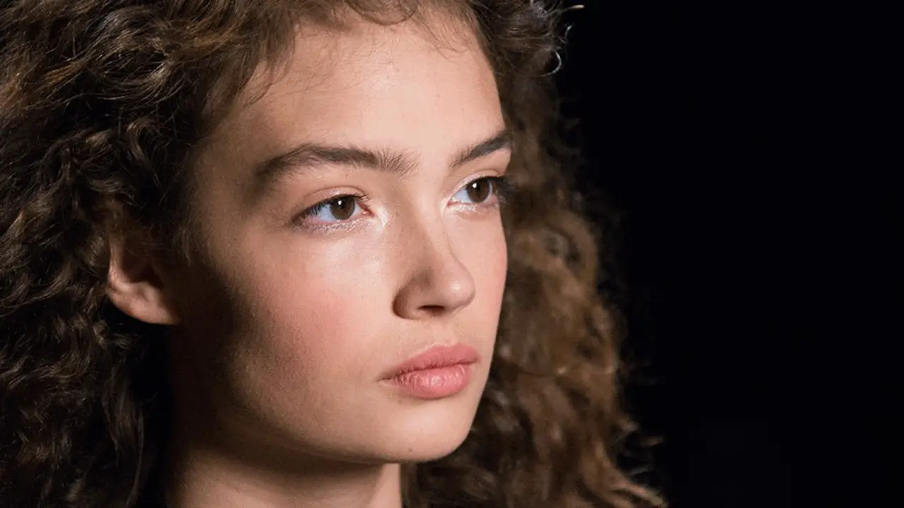 Cara Baru Pakai Blush On untuk Wajah Terlihat Lebih Tegas