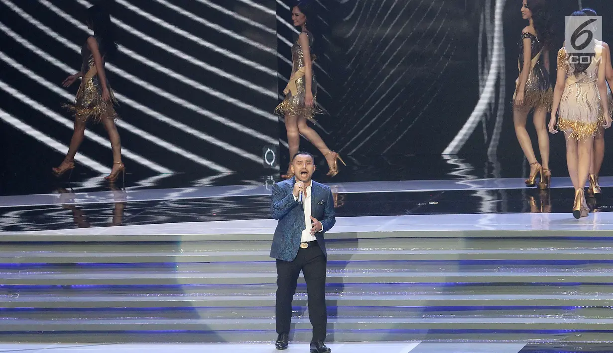 Penyanyi Judika saat tampil pada malam final Miss Grand Indonesia 2018 di JCC Jakarta, Sabtu (21/7). Judika juga membawakan lagu You Are the Reason pada malam final. (Liputan6.com/Angga Yuniar)