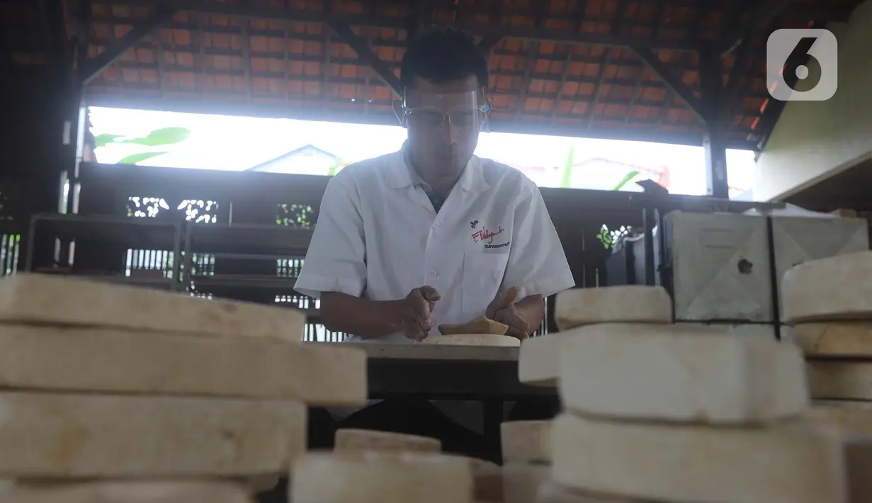 Pekerja menyelesaikan produksi keramik hias di Studio Workshop Rumah Keramik F Widayanto, Tanah Baru, Beji, Depok, Jawa Barat, Rabu (18/11/2020). Bekas tempat wisata edukasi keramik dan berbagai jenis tanah liat itu beralih fungsi menjadi tempat produksi keramik cetak. (Liputan6.com/Herman Zakharia)