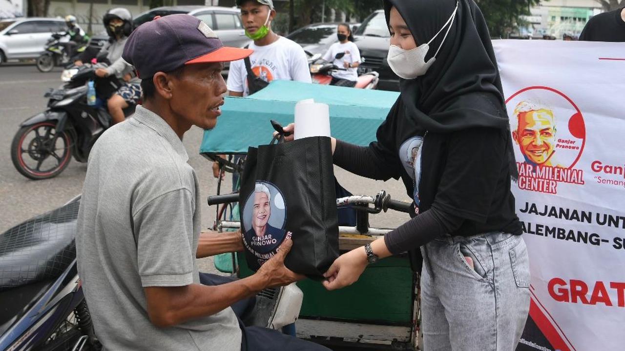 Mahasiswa pendukung Ganjar membagikan bingkisan ke warga di Palembang. (Istimewa)