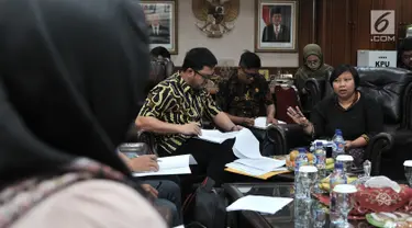 Ketua Pusat Studi Migrasi Migrant Care Anis Hidayah berbincang dengan Komisioner Viryan Aziz Aziz saat audiensi di Kantor KPU, Jakarta, Senin (20/8). (merdeka.com/ Iqbal S. Nugroho)