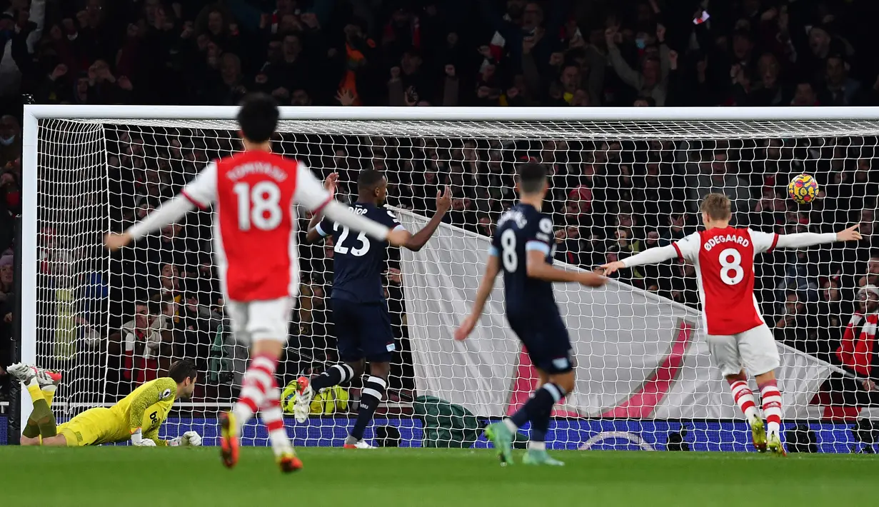 Publik tuan rumah akhirnya bergemuruh pada menit ke-48. Kiper West Ham United, Lukasz Fabianski (kiri) gagal menghalau aksi dari Gabriel Martinelli. Arsenal unggul 1-0. (AFP/Ben Stansall)
