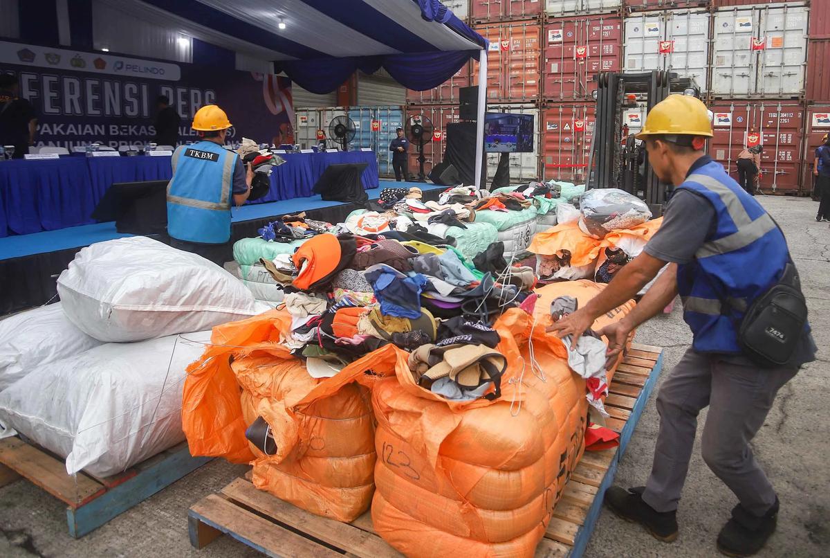 FOTO: Pakaian Bekas Ilegal Senilai Rp53 Miliar Disita di Tanjung Priok