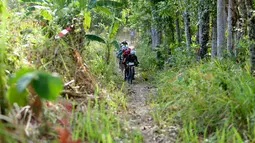 Pebalap sepeda mengikuti kejuaraan Mountain Bike Cross Country Marathon (MTB XCM) di Kawasan Tanjung Lesung, Pandeglang, Banten, Sabtu (29/9). Kejuaraan lintas alam tersebut berlangsung dari 28 hingga 30 September 2018. (Liputan6.com/HO/Nick)