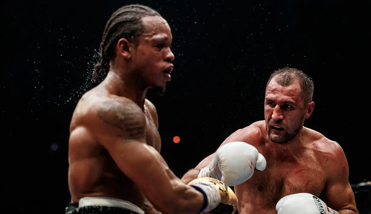 Petinju Rusia Sergey Kovalev (kanan) bertarung melawan petinju Inggris Anthony Yarde selama pertarungan gelar juara kelas berat ringan WBO di Chelyabinsk, Rusia, Sabtu (24/8/2019). Kovalev merobohkan Yarde lewat KO di ronde 11. (AP Photo/Anton Basanayev)