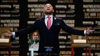 Juara mixed martial arts Conor McGregor berpose saat jumpa pers pertandingan dirinya dengan petinju Floyd Mayweather Jr di Staples Center Los Angeles, AS (12/7). Mayweather dan McGregor akan bertanding pada 26 Agustus 2017. (AP Photo/Jae C. Hong)