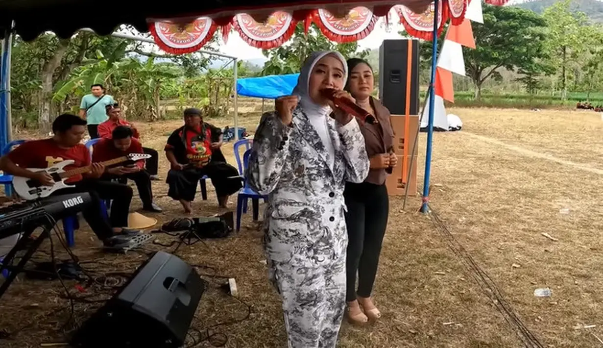 Linda salah satu penyanyi dangdut yang populer tahun 2016. Penyanyi asal Ponorogo Jawa Timur itu mengikuti ajang pencarian bakat penyanyi dangdut lewat D'Academy 3 Indosiar. Wajahnya kerap menghiasi layar kaca saat itu. Berikut kabar terbaru setalah lama menghilang dari layar kaca. [Youtube/Jejak Richard]