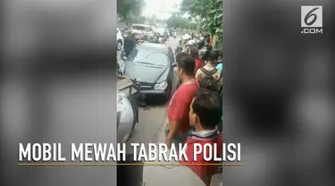 Sebuah mobil mewah yang dikemudikan seorang wanita menabrak polisi lalu lintas hingga terluka.