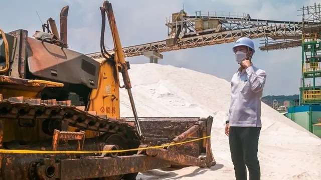 Menteri Perindustrian Agus Gumiwang Kartasasmita mengamati garam industri sebagai bahan baku industri kimia di PT Asahimas Chemical di Cilegon, Banten, 13 April 2022. (Dok Kemenperin)
