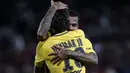 Pelukan hangat Dani Alves untuk Neymar usai mencetak gol ke gawang Guingamp pada laga Ligue 1 Prancis di the Roudourou stadium, Guingamp, (13/8/2017). PSG menang 3-0. (AP/Kamil Zihnioglu)