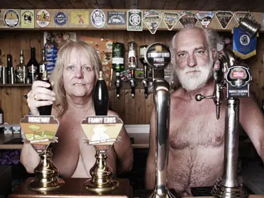 Warga saat berada di dalam bar di Desa Spielplatz, London, Inggris. Beberapa dokumentasi tentang kebiasaan kaum nudis (telanjang) di desa ini, sebelumnya sudah ditayangkan oleh sejumlah stasiun televisi Inggris. (CHANNEL 4/DAVE KING)