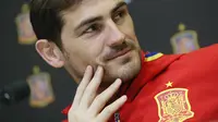 Iker Casillas mengindikasikan untuk pensiun setelah mencatatkan rekor sebagai pemain terbanyak yang memperkuat timnas pada laga antara Spanyol melawan Rumania, Minggu (28/3/2016). (EPA/Peter Powell)