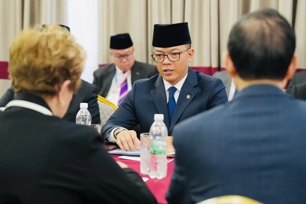 Menlu Sugiono menyampaikan berbagai program strategis nasional antara lain pembangunan rumah rakyat, perbaikan sanitasi sekolah-sekolah, program makan siang bergizi, serta transisi energi berbasis biofuel (Dok. Kemlu RI).