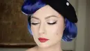 aksen topi, rambut kebiruan, dan makeuo bold yang fokus pada eyeliner dan lipstik merah, hadirkan nuansa pop retro pada gaya Adinda. [Foto: Instagram/ miss_adinda_mae]