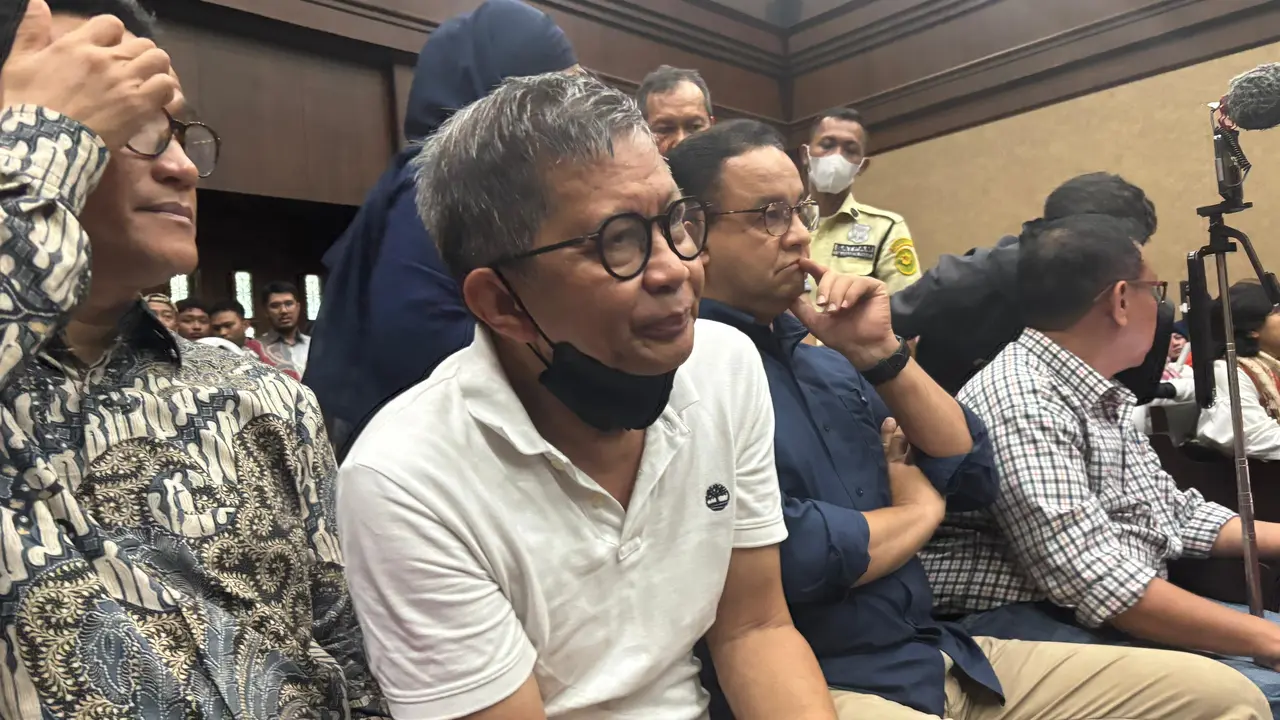 Rocky Gerung, Anies Baswedan, Refly Harun, hingga Saut Situmorang menyaksikan sidang vonis Tom Lembong.