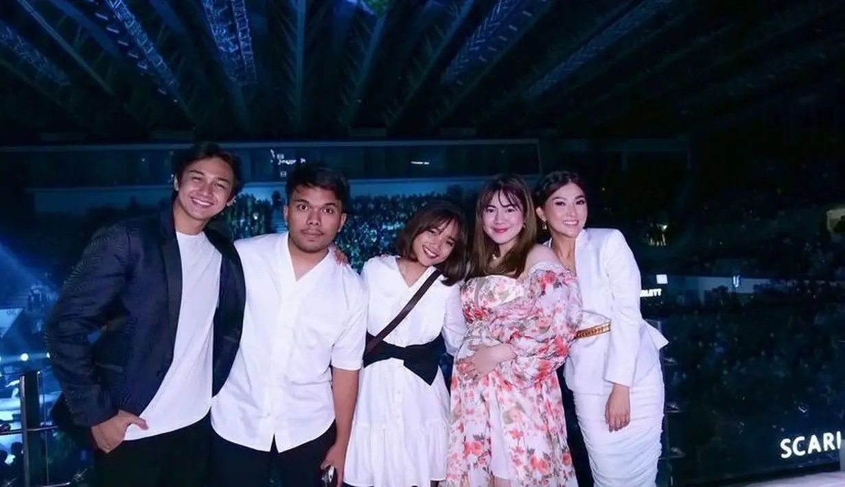 Rossa lalu bertanya kepada Feli soal kado untuk suaminya yang saat itu tengah berulang tahun. Dari situlah Feli mengumumkan kehamilan anak kedua yang sudah berusia 2 bulan. (Instagram/felicyangelista_).